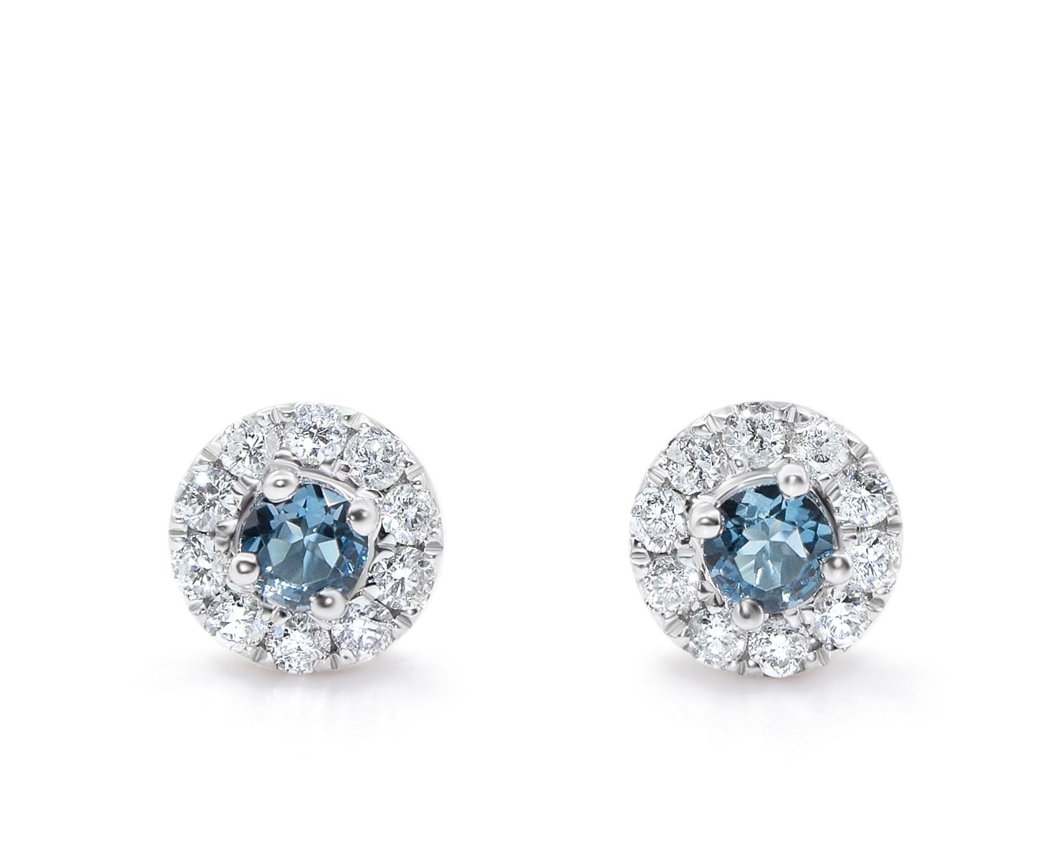 Aros Halo London Blue Petit Oro Blanco 18k, con 2 Topacios London Blue brillante que suman 10 pt, más 20 Diamantes que suman 12 pt Tamaño: 4.80 mm