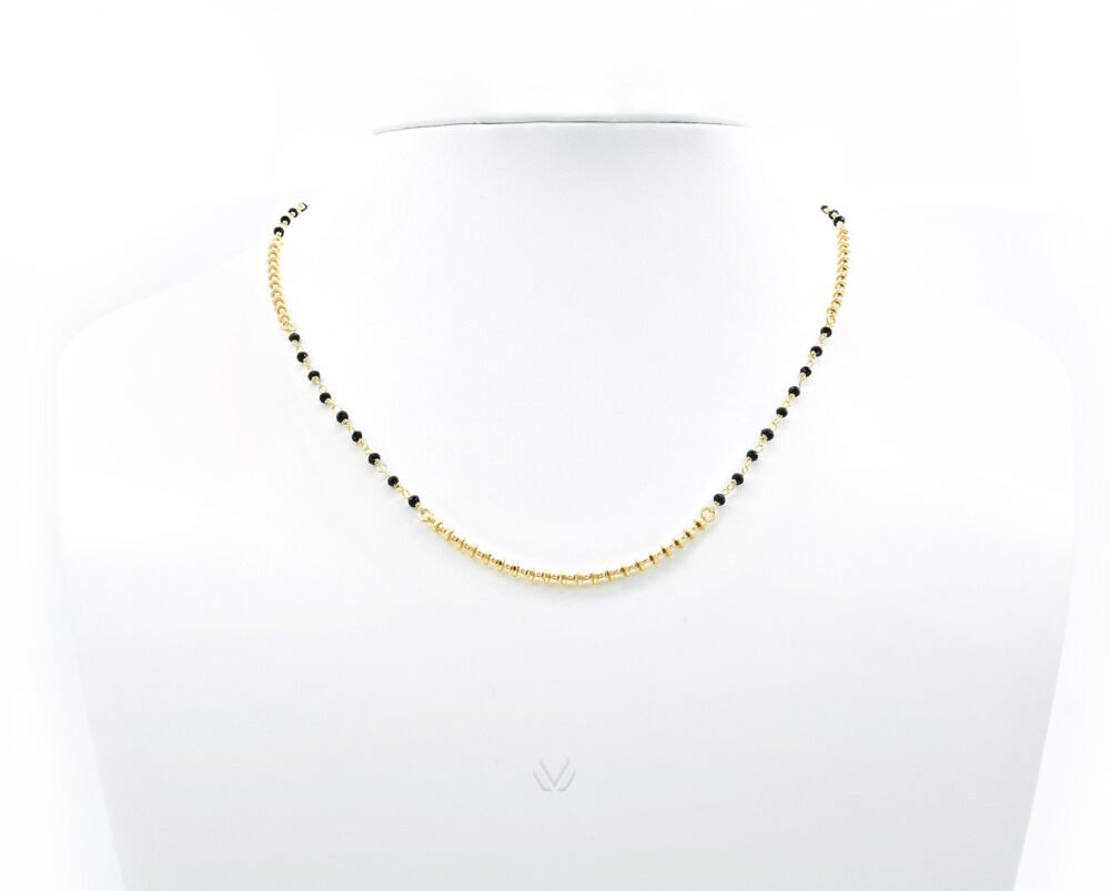 Collar Onix Plata con acabado de Oro Amarillo con 32 Onix Irregular 2 mm. Tamaño: 44 cms de largo